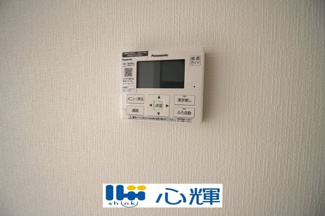 【設備】 | クレイドルガーデン宇部市際波第６ ２期（１号棟） | 給湯器リモコンです。お風呂のお湯はりや追い炊きが簡単にできます。
