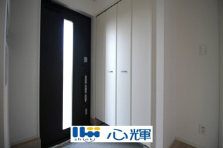 【玄関】 | クレイドルガーデン宇部市際波第６ ２期（１号棟） | たくさんある靴もすべて収納して頂け、玄関をスッキリ綺麗な空間にまとめます。


