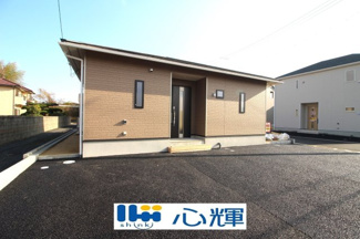 【外観】 | クレイドルガーデン宇部市際波第６ ２期（１号棟） | 現地（2025年12月16日撮影）外構工事中です。
整備された道路に面する現地は、お車の出し入れも楽々です。