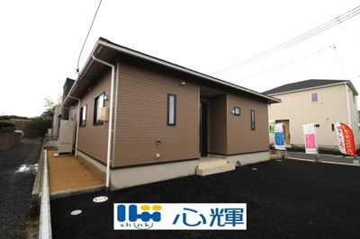 【外観】 | クレイドルガーデン宇部市際波第６ ２期（１号棟） | 家の顔となる玄関は洋風なデザイン。スッキリとした広さを確保し、沢山のゲストを迎えても安心です。