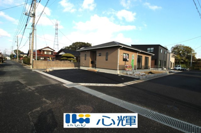 【前面道路含む現地写真】 | クレイドルガーデン宇部市際波第６ ２期（１号棟） | 現地（2025年12月16日撮影）
明るい日差しが差し込む現地。車もゆったり駐めることが出来ます。ぜひ現地をご覧下さい。
