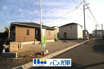 【前面道路含む現地写真】 | クレイドルガーデン宇部市際波第６ ２期（１号棟） | 現地（2025年11月10日撮影）
明るい日差しが差し込む現地。車もゆったり駐めることが出来ます。ぜひ現地をご覧下さい。
