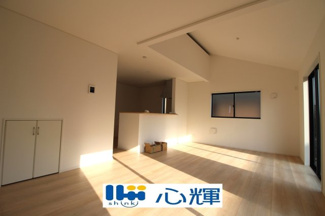 【居間・リビング】 | クレイドルガーデン宇部市際波第６ ２期（１号棟） | 現地（2025年12月16日撮影）
降り注ぐ陽光をいっぱいに浴び、メインライトと共に室内全体が明るい・開放感のあるＬＤＫ。