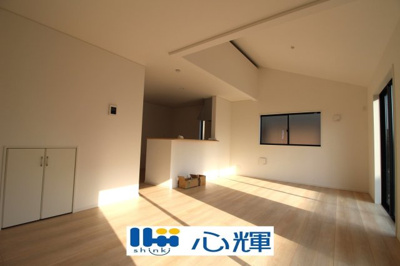 【居間・リビング】 | クレイドルガーデン宇部市際波第６ ２期（１号棟） | 現地（2025年12月16日撮影）
降り注ぐ陽光をいっぱいに浴び、メインライトと共に室内全体が明るい・開放感のあるＬＤＫ。