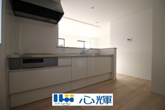 【キッチン】 | クレイドルガーデン宇部市際波第６ ２期（１号棟） | 充分なスペースを実現したキッチン空間となっています。寛ぐ方とお料理をされる方の一体感を重視した設計。