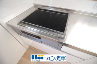 【キッチン】 | クレイドルガーデン宇部市際波第６ ２期（１号棟） | ＩＨクッキングヒーターです。火を使わないので万が一の時も安心。ガス漏れの心配もありません。
