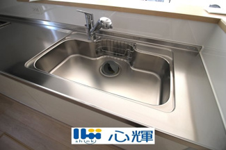 【キッチン】 | クレイドルガーデン宇部市際波第６ ２期（１号棟） | 浄水器付きです。水栓は先端が引き出せるのでシンクの隅々まで水が届きます。


