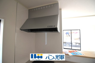 【キッチン】 | クレイドルガーデン宇部市際波第６ ２期（１号棟） | 最新タイプのレンジフードは吸引性能も良好！お手入れもカンタンです。
