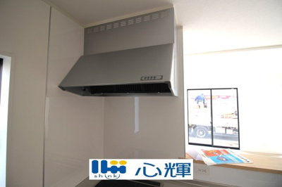 【キッチン】 | クレイドルガーデン宇部市際波第６ ２期（１号棟） | 最新タイプのレンジフードは吸引性能も良好！お手入れもカンタンです。
