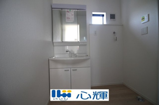 【独立洗面台】 | クレイドルガーデン宇部市際波第６ ２期（１号棟） | 平日の朝であっても落ち着きと寛ぎを感じられ、スムーズに身支度が完了します。