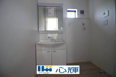 【独立洗面台】 | クレイドルガーデン宇部市際波第６ ２期（１号棟） | 平日の朝であっても落ち着きと寛ぎを感じられ、スムーズに身支度が完了します。