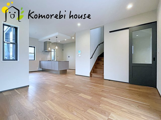 大宮堀の内３丁目　新築一戸建て　ヒルズ　Cの居間・リビング|横長LDKは家具配置も自由で開放感あり。家族のライフスタイルに合わせた快適な暮らしを叶えます。