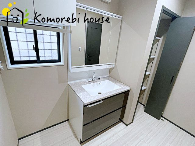 大宮堀の内３丁目　新築一戸建て　ヒルズ　Cの独立洗面台|三面鏡の裏にたっぷりと収納スペースを確保した機能的な洗面台。身支度のしやすさと実用性を兼ね備え、朝の忙しい時間をさりげなくサポートします。