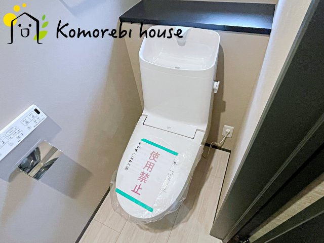 大宮堀の内３丁目　新築一戸建て　ヒルズ　Cのトイレ|温水洗浄機能（ウォシュレット）標準装備で、毎日のトイレ時間がより快適に。やさしい温水洗浄で清潔を保てるだけでなく、冬場のヒヤッと感を軽減する暖房便座も嬉しいポイント。