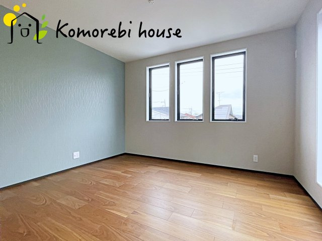 大宮堀の内３丁目　新築一戸建て　ヒルズ　Cの洋室|明るい光が差し込む洋室は、寝室・子ども部屋・ワークスペースなど多用途に使える自由度の高い空間。家具の配置もしやすく、暮らしに合わせて柔軟に活用できます。