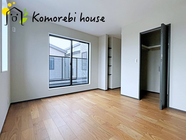 大宮堀の内３丁目　新築一戸建て　ヒルズ　Cの洋室|広さにゆとりがあるので、衣装ラックや小さなドレッサーも置けるのが魅力。朝の身支度もスムーズになり、一日の始まりを快適に迎えられます。