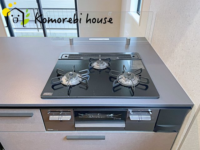 大宮堀の内３丁目　新築一戸建て　ヒルズ　Cのキッチン|同時調理が叶う3口コンロと便利なグリル付き。忙しい朝のお弁当作りも、夕食の複数メニューもスムーズにこなせる頼れる設備です。