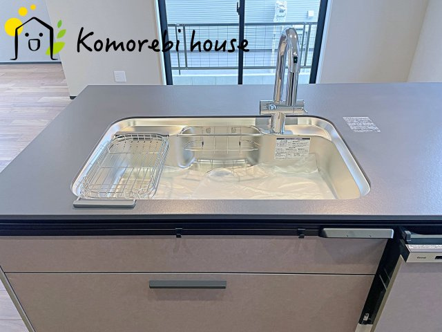大宮堀の内３丁目　新築一戸建て　ヒルズ　Cのキッチン|浄水器一体型で、いつでも美味しいお水がそのまま使えるキッチンシンク。料理やコーヒーづくり、炊飯にも安心して利用でき、毎日の食卓が少し豊かに。