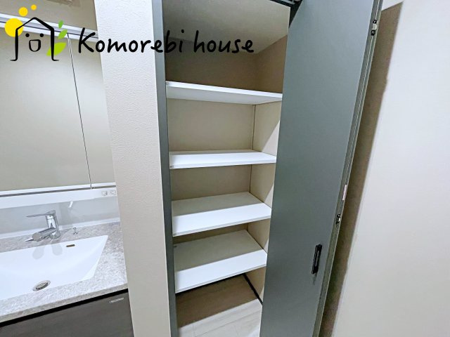 大宮堀の内３丁目　新築一戸建て　ヒルズ　Cの収納|棚付き洗面室収納はバスタオルなどの置場に便利です。奥行きたっぷりで洗面室がスッキリします。