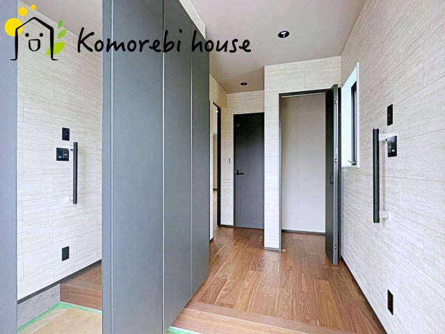 大宮堀の内３丁目　新築一戸建て　ヒルズ　Cの玄関|明るく使いやすい玄関で、家族の生活をスムーズに。収納や導線も配慮された万能空間です。