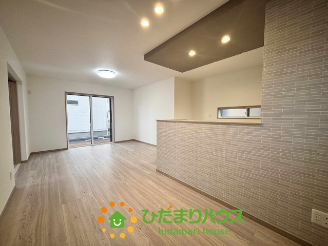 ワイウッドコート加須市多門寺第11期　新築一戸建て　01の居間・リビング|窓からの光が奥まで届く、明るいリビングダイニング！キッチンの腰壁には上品なタイル調のデザインがあしらわれ、空間のアクセントになっています♪