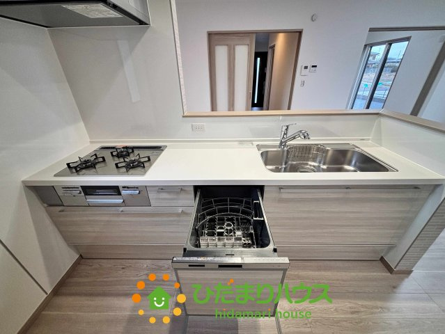 ワイウッドコート加須市多門寺第11期　新築一戸建て　01のキッチン|毎日の家事を楽しくする、高機能なシステムキッチン！面倒な後片付けをサポートしてくれる食器洗い乾燥機が標準装備されているのは、本当に心強いですね♪