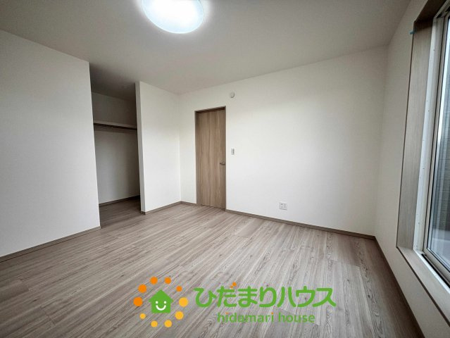 ワイウッドコート加須市多門寺第11期　新築一戸建て　01の収納|こちらも明るい光が差し込む2階の洋室。窓から外の景色を眺めながら、読書や趣味の時間を楽しむのに最適です。プライベート空間を確保しつつ、家族の繋がりも感じられる配置で、快適な毎日を過ごせます。