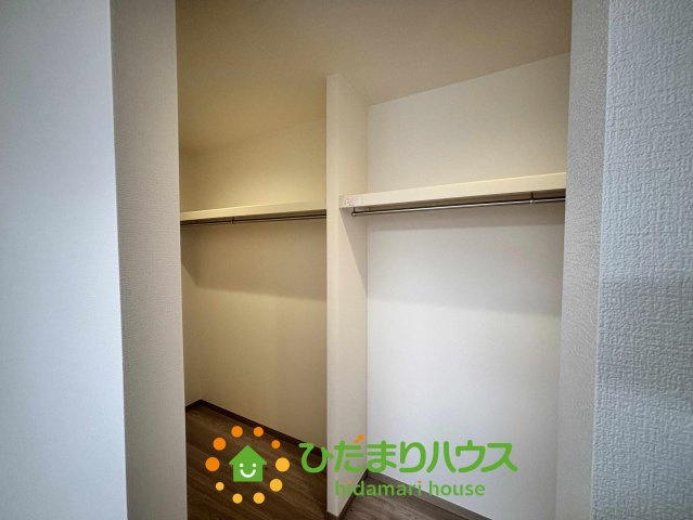 ワイウッドコート加須市多門寺第11期　新築一戸建て　01の収納|たっぷりの衣類やシーズンオフの家電も収納できる、大型のウォークインクローゼット。ハンガーパイプと枕棚が設置されており、整理整頓もラクラク。お部屋がすっきり片付き、生活空間をより広く使えます。
