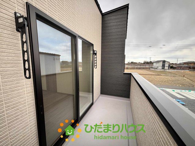 ワイウッドコート加須市多門寺第11期　新築一戸建て　01のバルコニー|日当たり良好な南向きバルコニーは、洗濯物を干すのに最適！奥行きがあり、椅子を出してくつろぐこともできるゆとりがあります。お布団を干す際にも便利な物干し金具が設置されており、家事の負担を軽減します。