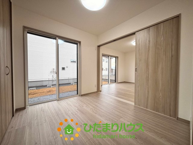 ワイウッドコート加須市多門寺第11期　新築一戸建て　01の洋室|リビングと一体利用可能な1階洋室は、引き戸を開け放てば開放的な大空間に！家族が集まるLDKと繋がることで、常に家族の気配を感じられる間取りです。客間としても、お子様の成長に合わせた可変性も魅力です。