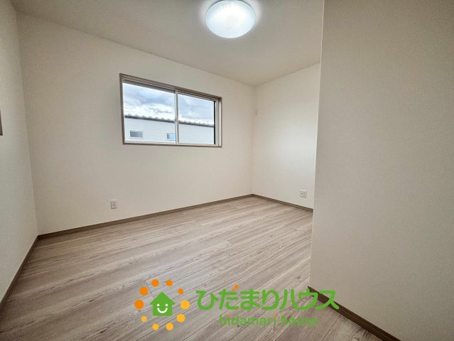 ワイウッドコート加須市多門寺第11期　新築一戸建て　01の洋室|明るい木目のフロアが印象的な洋室です！大きな窓から自然光が差し込み、日中は照明なしでも快適に過ごせます。寝室にすれば、柔らかな朝の光でスッキリと目覚められる、そんな気持ちの良い毎日が待っています♪