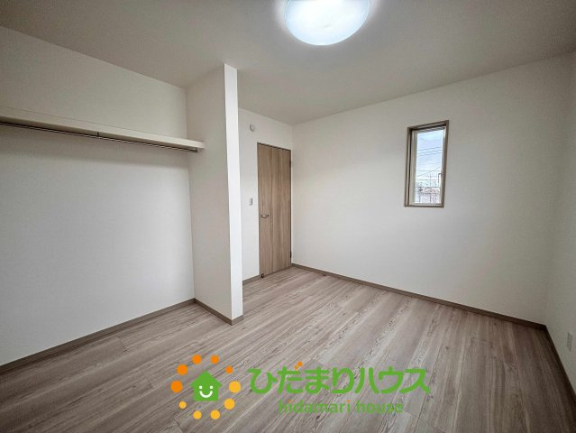 ワイウッドコート加須市多門寺第11期　新築一戸建て　01の収納|お部屋をスッキリ保てるオープンタイプのクローゼット付きです！ハンガーパイプにお気に入りの服を並べれば、毎朝の準備も楽しくなりますね。扉がない分、お部屋が広く感じられ、物の出し入れもスムーズです♪