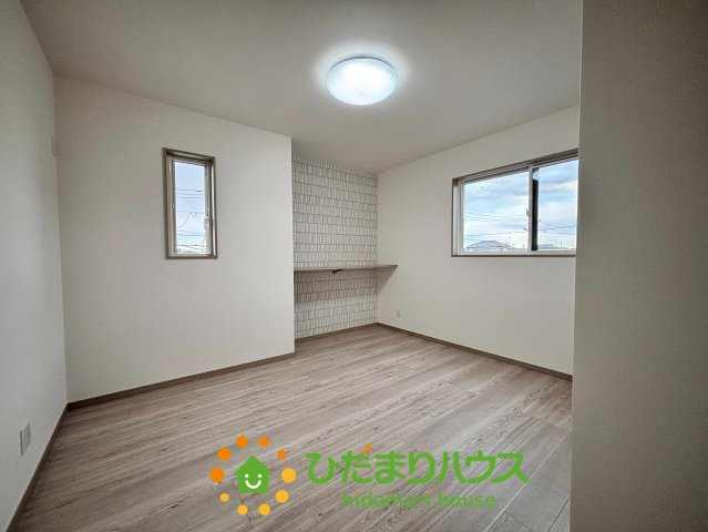 ワイウッドコート加須市多門寺第11期　新築一戸建て　01の子供部屋|お洒落なデザインクロスが、お部屋に洗練された印象を与えてくれます！便利なカウンターデスクも備わっており、テレワークや趣味のスペースに最適ですね。自分だけの集中できる場所として、幅広く活用可能です♪