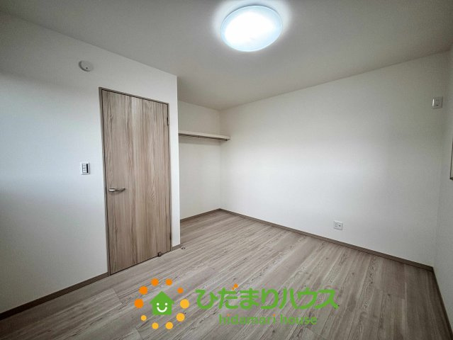 ワイウッドコート加須市多門寺第11期　新築一戸建て　01の収納|シンプルな長方形の間取りで、家具のレイアウトが自由自在です！ドアや床の木目調が統一されており、どんなインテリアも馴染みやすいのが嬉しいですね。子供部屋や書斎など、用途に合わせて便利に使えます♪