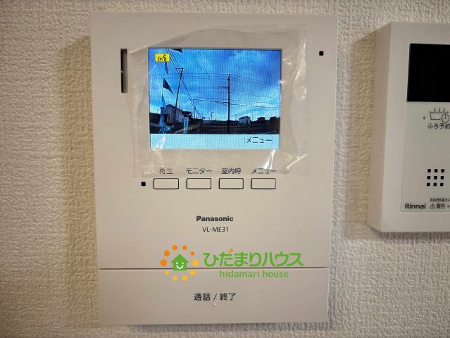 ワイウッドコート加須市多門寺第11期　新築一戸建て　01のセキュリティ|防犯面で心強い、録画機能付きのカラーモニターホンを完備しています！来客の顔を確認してから対応できるので、お子様の留守番や女性の一人時間も安心ですね。画面越しに外の様子を確認できるのも便利なポイント！