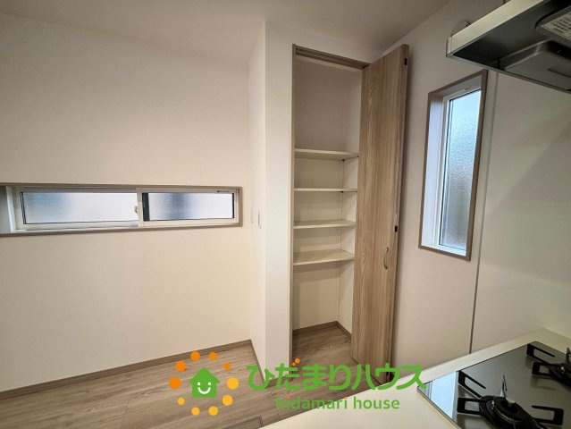 ワイウッドコート加須市多門寺第11期　新築一戸建て　01の収納|キッチン横に大容量の可動棚収納を完備！パントリーとして食品ストックや調理器具をまとめて収納でき、キッチン周りを常にすっきりと保てます。