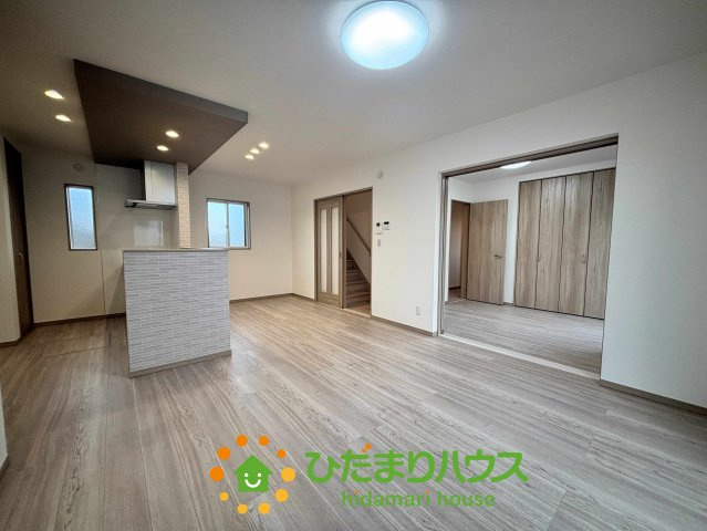 ワイウッドコート加須市多門寺第11期　新築一戸建て　01の居間・リビング|ナチュラルな木目フロアが心地よい広々としたLDK空間！キッチンからリビング全体が見渡せるので、お料理中も家族との会話が弾みます♪
