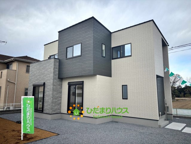 ワイウッドコート加須市多門寺第11期　新築一戸建て　01の外観|角度を変えると、より立体的な造形美が際立ちます！南側に面した大きな窓からは、たっぷりの陽光が差し込む設計になっています♪お天気の良い日にはお部屋の隅々まで明るい光が届き、心地よい時間を過ごせそうですね