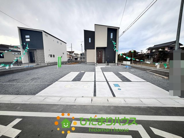 ワイウッドコート加須市多門寺第11期　新築一戸建て　01の駐車場|見てくださいこの圧倒的な開放感！並列で複数台駐車できる広々としたカースペースは車移動が多いご家庭にぴったりです♪お友達が遊びに来た時も駐車場所に困ることなくスムーズに招待できるのが嬉しいポイントですね