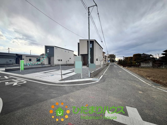 ワイウッドコート加須市多門寺第11期　新築一戸建て　01の前面道路含む現地写真|ゆとりある前面道路に面しておりお車の出し入れもストレスフリー！視界が開けてるので、小さなお子様がいるご家庭でも安心感がありますね♪角地のような開放感があり日当たりや通風も期待できる贅沢な立地条件です！