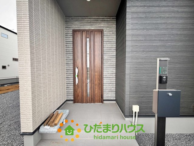 ワイウッドコート加須市多門寺第11期　新築一戸建て　01の玄関|重厚感のある木目調のドアが毎日「おかえり」と温かく迎えてくれます！雨の日でも濡れにくいインナーポーチ仕様なのも魅力です！