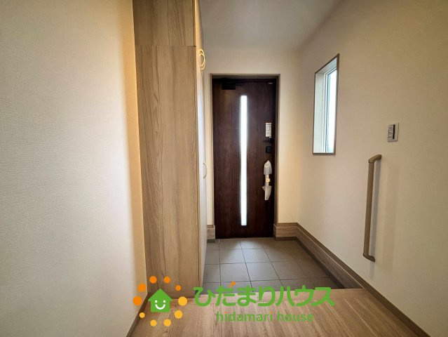 ワイウッドコート加須市多門寺第11期　新築一戸建て　01の玄関|明るく清潔感あふれる玄関ホールがお出迎え！大容量のシューズボックス完備で家族全員の靴をすっきり収納して、いつでも綺麗な状態をキープできます♪