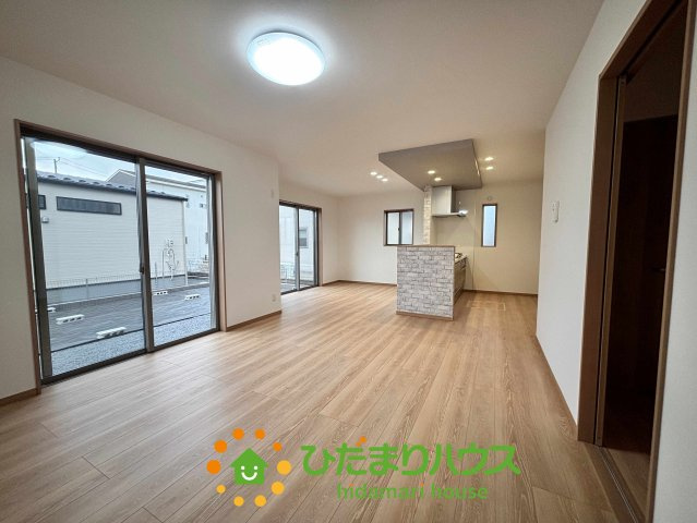 ワイウッドコート加須市多門寺第11期　新築一戸建て　02の居間・リビング|広々としたLDKは、家族が自然と集まりたくなる心地よい空間です！大きな窓から差し込む光が、部屋の隅々まで明るく届きます。隣接するお庭との繋がりも感じられ、開放感の中でゆったりと団らんを楽しめますよ♪
