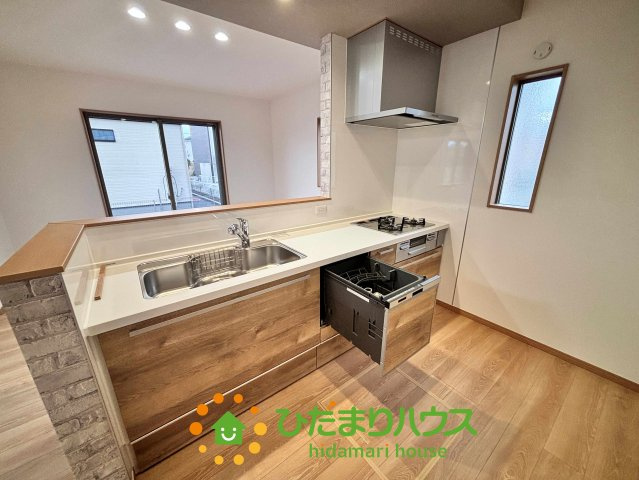 ワイウッドコート加須市多門寺第11期　新築一戸建て　02のキッチン|家事効率を考えた食洗機付きのシステムキッチンを採用しました！面倒な後片付けをサポートしてくれるので、夕食後のリラックスタイムがもっと増えます。対面式で会話も弾み、毎日の料理がさらに楽しくなりそうです♪