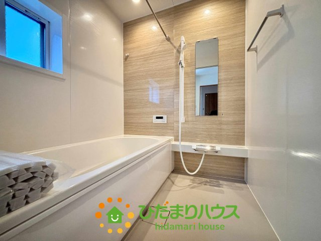 ワイウッドコート加須市多門寺第11期　新築一戸建て　02の浴室|木目調のパネルが落ち着いた空間を演出するバスルームです！ゆったり浸かれるバスタブで、一日の疲れをじっくり癒せます。換気乾燥暖房機付きなので、雨の日の洗濯物干しや冬場のヒートショック対策も万全ですよ♪