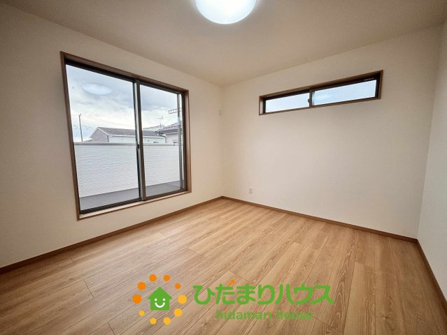 ワイウッドコート加須市多門寺第11期　新築一戸建て　02の寝室|二面採光で明るい光が差し込む、ゆとりある広さの主寝室です！バルコニーへ直接出られる大きな窓があり、朝の空気の入れ替えも快適。心地よい風が通り抜け、静かな環境の中でゆっくりと休息の時間を過ごせますよ♪