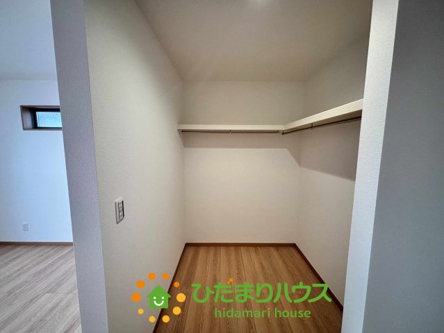 ワイウッドコート加須市多門寺第11期　新築一戸建て　02の収納|衣類や季節の家電もまるごと収納できる、大容量のクローゼットです！L字型のハンガーポールで整理整頓がしやすく、お気に入りの洋服もシワにならずに保管可能。お部屋を広く使うための強い味方になってくれます♪