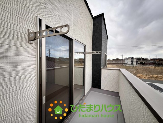 ワイウッドコート加須市多門寺第11期　新築一戸建て　02のバルコニー|奥行きがあり、一度にたくさんの洗濯物を干せるワイドなバルコニーです！周囲に高い建物がないため日当たり・風通しともに良く、厚手のシーツもしっかり乾きます。家事の合間に外の景色を見てリフレッシュも可能♪