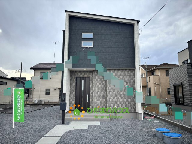 ワイウッドコート加須市多門寺第11期　新築一戸建て　02の外観|スタイリッシュな黒のラインが映える、現代的なデザインの外観です！重厚感のある玄関ドアとグレーの石目調の壁が、落ち着いた雰囲気を演出。窓の配置も工夫されており、プライバシーを守りつつ光を取り込みます♪