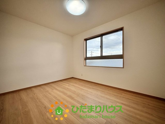 ワイウッドコート加須市多門寺第11期　新築一戸建て　02の洋室|シンプルで家具配置がしやすい、明るい光が満ちる洋室です！お子様の成長に合わせたお部屋作りができ、自分だけの時間を大切に育めます。クローゼットもしっかり完備されており、お片付けの習慣も身につきますね♪